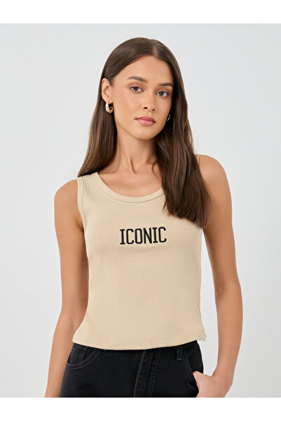 Styli تانك مطرز بشعار، بياقة دائرية، ملائم للجسم