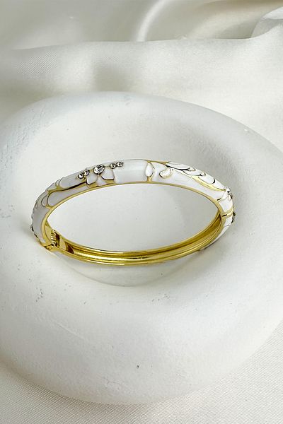 Modex Special Series Enameled White Stone Gold Flower Detail Handcuff Bracelet (Diameter: 6cm)