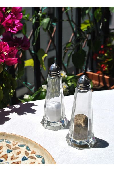 Qualitev 2-Piece Glass Salt and Pepper Shaker Spice Rack with Metal Lid