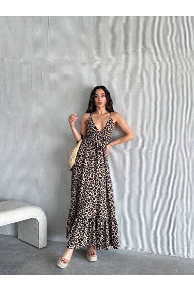 Butik فستان نسائي صيفي طويل بطبعة الفهد وياقة مزدوجة وحزام متقاطع من الخلف