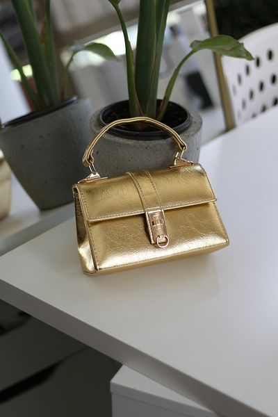 Moom Bag Geantă de umăr de mână cu lanț cu cataramă strălucitoare de aur pentru femei