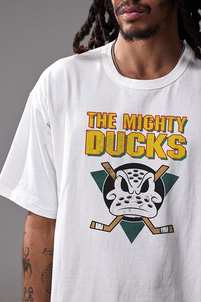 Tee&more. تي شيرت متميز مطبوع عليه The Mighty Ducks مقاس كبير للجنسين