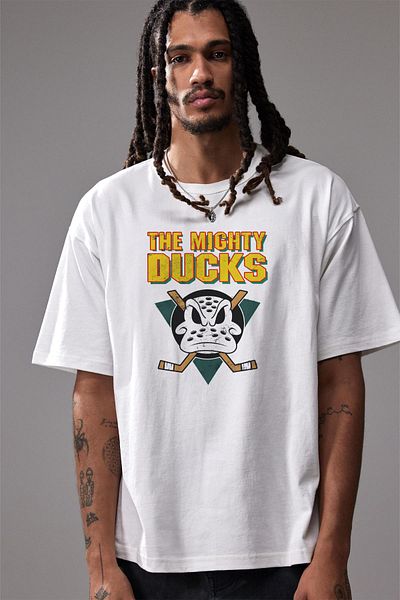 Tee&more. تي شيرت متميز مطبوع عليه The Mighty Ducks مقاس كبير للجنسين