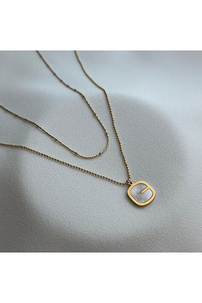 Arye Aksesuar Pearlescent Square Medallion Necklace
