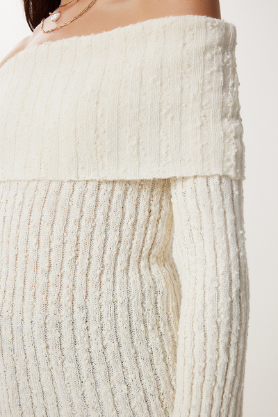 Happiness İstanbul Damen Pullover mit Carmen-Kragen aus strukturiertem Strick YY00252