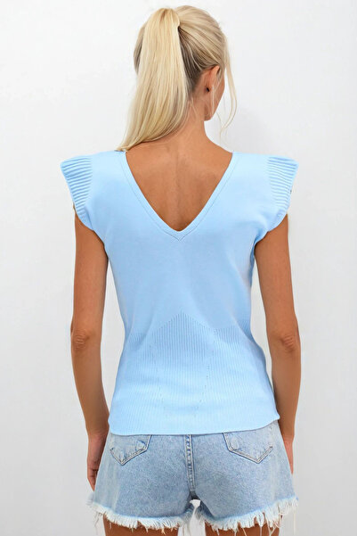 Trend Alaçatı Stili Damska bluzka bez rękawów z dzianiny w kolorze niebieskim z dekoltem w serek z przodu i z tyłu, z ozdobnym dodatkiem ALC-X14273