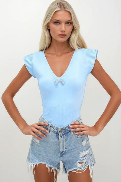 Trend Alaçatı Stili Bluză de tricotaj fără mâneci pentru femei, albastru, față, spate, cu decolteu în V, cu detalii de accesorii ALC-X14273