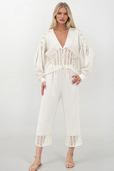 Trend Alaçatı Stili Bluză de damă bej cu decolteu în V și pantaloni cu detaliu guipură Set Pemium ALC-X14266