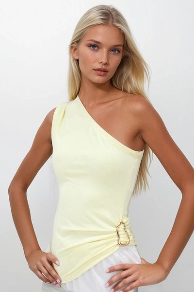 Trend Alaçatı Stili Gelbe Damenbluse mit asymmetrischem Kragen, einer Schulter und Taille, drapiert mit Metall-Accessoires ALC-X13932