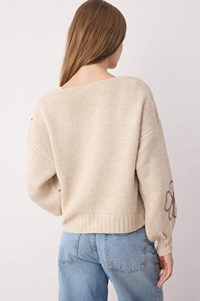 Trendyol Collection Béžová výšivka Detailní pletený svetr s výstřihem do V TWOAW25HI00291