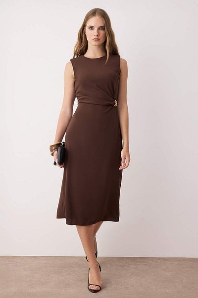 Trendyol Collection Кафява, обикновена плетена рокля с облегалка и миди кройка TWOSS25EL00204