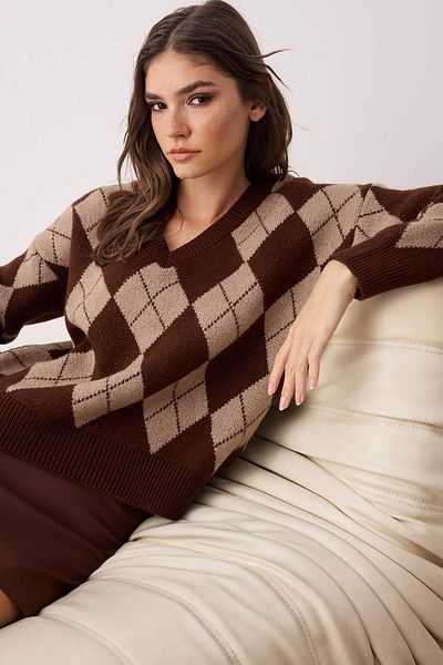 Trendyol Collection Тъмнокафяв мек текстуриран пуловер с V-образно деколте и баклава от трикотаж TWOAW25KZ00200