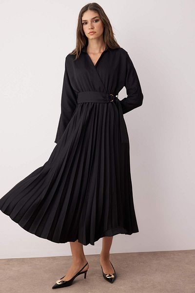 Trendyol Collection CzarnaMaxiSukienka z Plisowaną Spódnicą i Paskiem - Dwurzędowy Kołnierz Twoaw25el00234