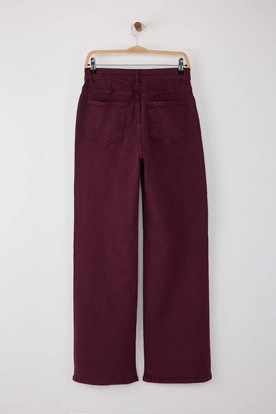 Trendyol Collection Blugi confortabili cu talie înaltă și picioare late, cu detaliu de nasturi, roșu Claret TWOAW26JE00017
