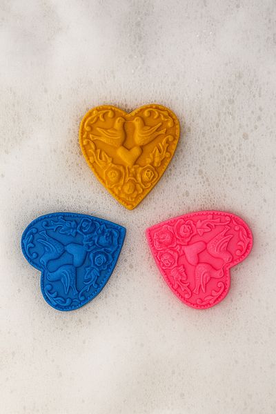 FANTASTİK SANAT ATÖLYESİ Bird Heart Rose Motif Soap Set (Piece of 3) |   Aromatic Oil 6 cm Heart Soaps |   Decorative Gift