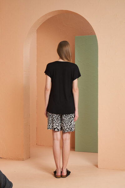 PJS 27132 Жіночий піжамний комплект з круглим коміром, чорний, з короткими рукавами та шортами