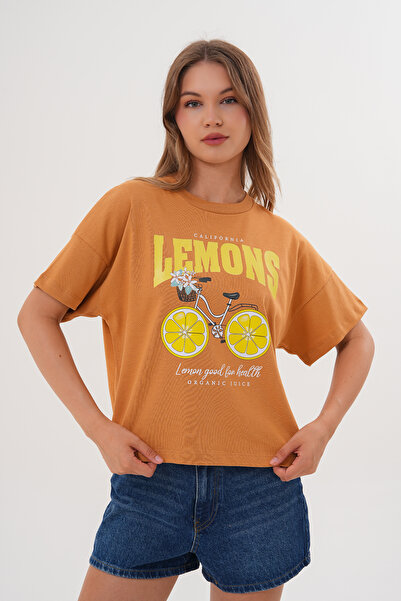 Basics&More تي شيرت نسائي مطبوع عليه ليمون كاليفورنيا كبير الحجم باللون البني الفاتح