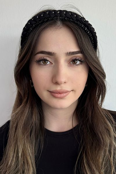 TAKIŞTIR تاج مشط بتفاصيل حجرية باللون الأسود