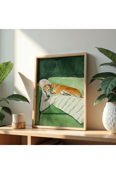 HİGUERA Câine somnoros pe canapea verde Pictură murală cu cadru din lemn natural