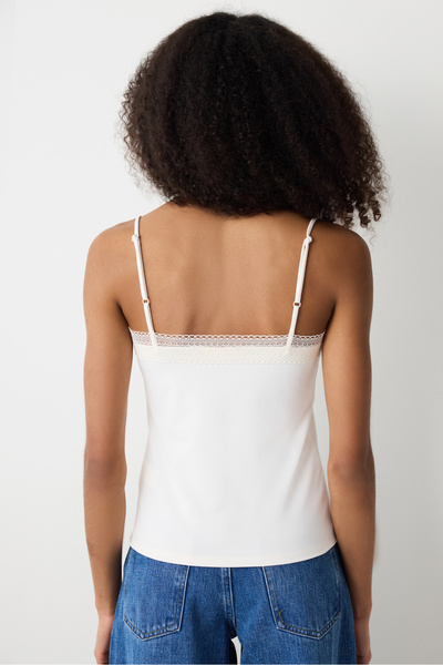 Penti Κρεμ εσώρουχο με δαντέλα V-λαιμόκοψη Slim Fit