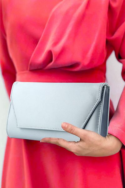 Erkan Saçmacı Geantă de mână elegantă pentru rochie de seară cu curea din lanț din satin argintiu, cu buzunar interior cu clapă magnetică