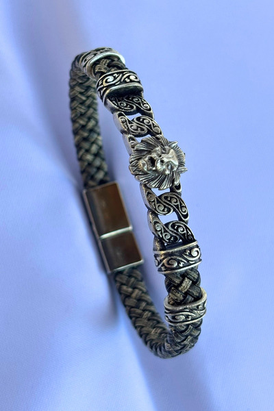 Begondio Genuine Leather Men's Bracelet Made with Lion Figure Handcrafted
