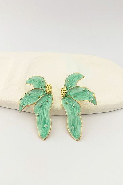 DELEIZA ACCESSORY Water Green Leaf Gold Detailed Earrings