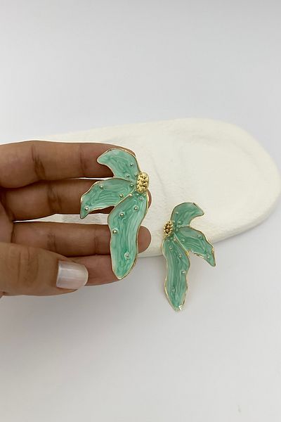DELEIZA ACCESSORY Water Green Leaf Gold Detailed Earrings