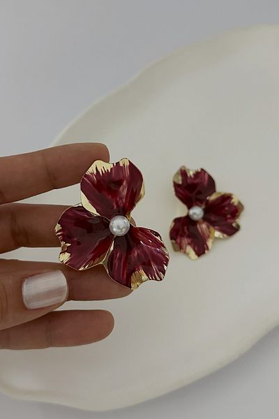 DELEIZA ACCESSORY Burgundy Flower Gold Detailed Form Earrings