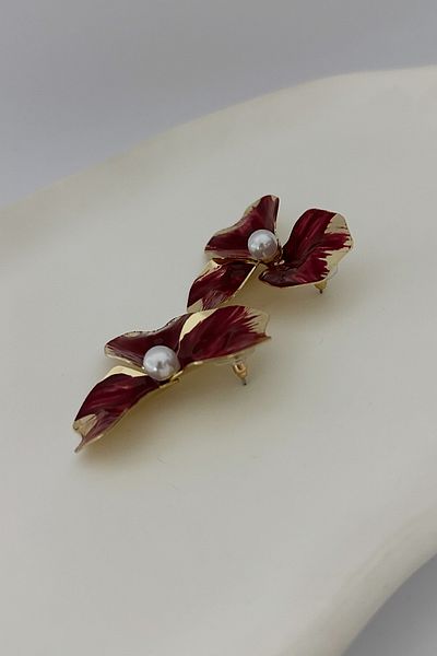 DELEIZA ACCESSORY Burgundy Flower Gold Detailed Form Earrings