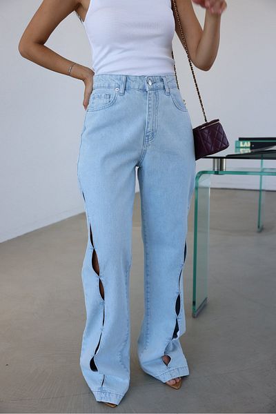 Özge Özgenç Jean cu model confortabil cu tăieturi laterale