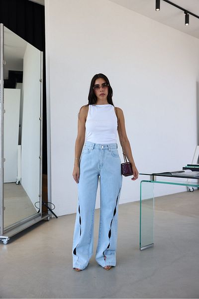 Özge Özgenç Jean cu model confortabil cu tăieturi laterale
