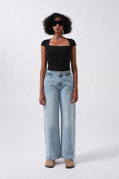 Black Fashion Bluză neagră mini decoltată cu detaliu fereastră
