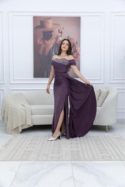 Nice Model فستان سهرة أرجواني من التفتا مع صدّار مطرز وشال جانبي - فستان رسمي أنيق للنساء