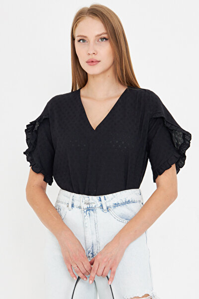 armonika Dámská černá halenka s výstřihem do V a volánky na rukávech s krátkým rukávem ARM-25Y001031