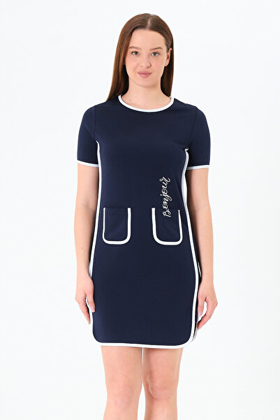 Sortie Collection Γυναικείο με ρέλι , ίσια εφαρμογή, λαιμόκοψη, μανίκια τριών τετάρτων, διπλές τσέπες, ύφασμα Modal, κοντό φόρεμα σε μπλε ναυτικό