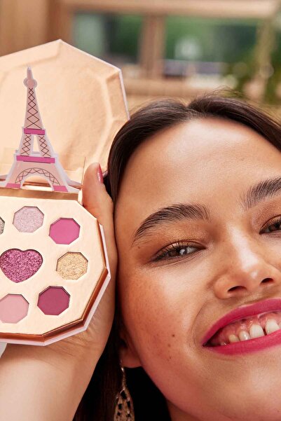 Essence EMILY IN PARIS by essence eyeshadow palette 01