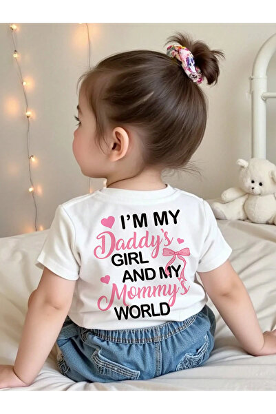 SVART WEAR Devojčica u beloj majici sa natpisom "Tatina devojčica, mamina svet".