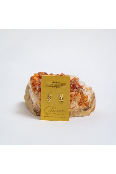 CHARM Small gold earrings with decorative initials – Charm