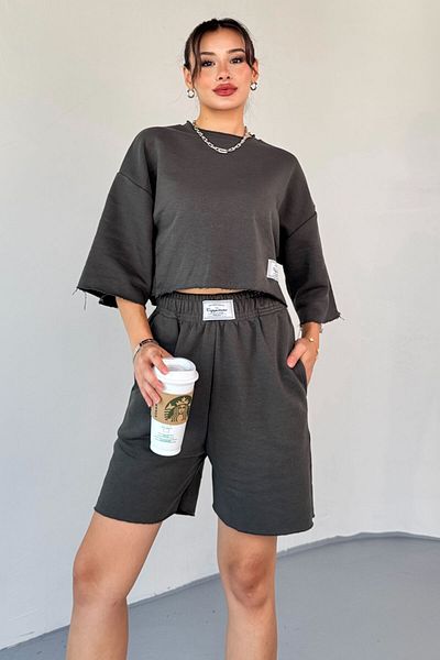 Cappmoda Tkm-03597 Smoked Label Detail Crew Neck Crop T-Shirt Short Shorts Two-Piece Set