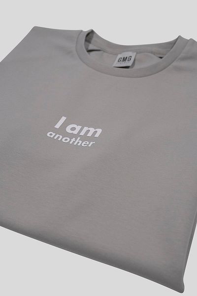 GMG FIRENZE تي شيرت رجالي أساسي مطبوع عليه I AM ANOTHER