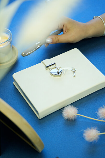 Victoria's Journals هش هش - دفتر ملاحظات قابل للقفل - كريمي