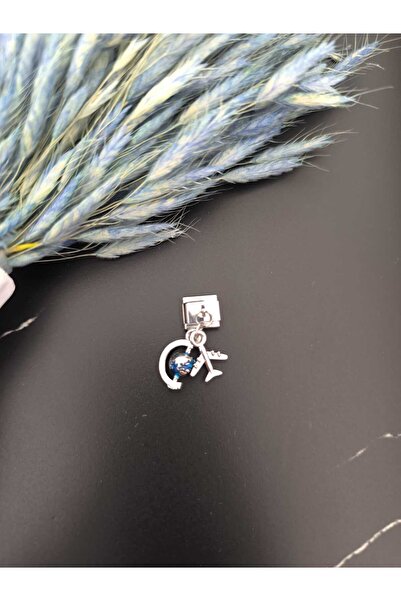 DİAPANTE Seyahat Temalı Dünya Küresi ve Uçak Figürlü Gümüş Charm – Özgürlüğün ve Maceranın Zarif Simgesi