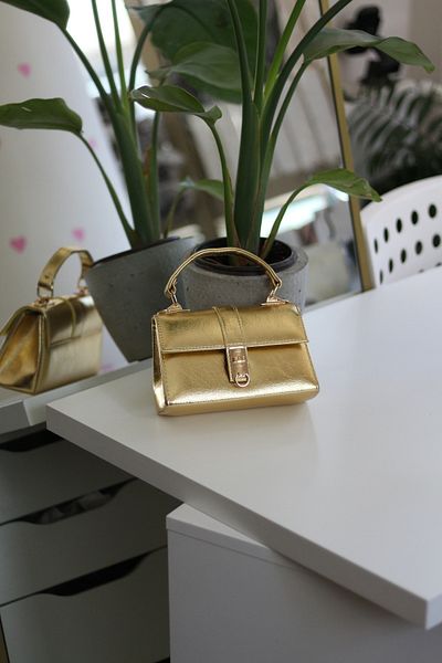 Moom Bag Geantă de umăr de mână cu lanț cu cataramă strălucitoare de aur pentru femei