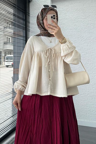 MELEK ARAZ Kimono scurt de muselină cu detaliu guipură – bej