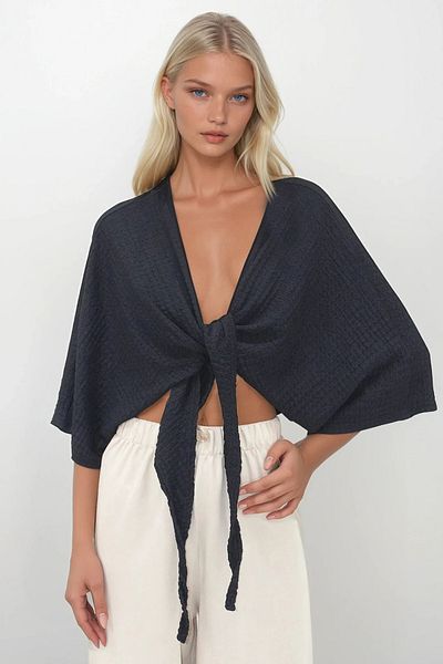 Trend Alaçatı Stili Γυναικεία μαύρη μπλούζα με μανίκια με κορδόνια με λεπτομέρεια ALC-X14279