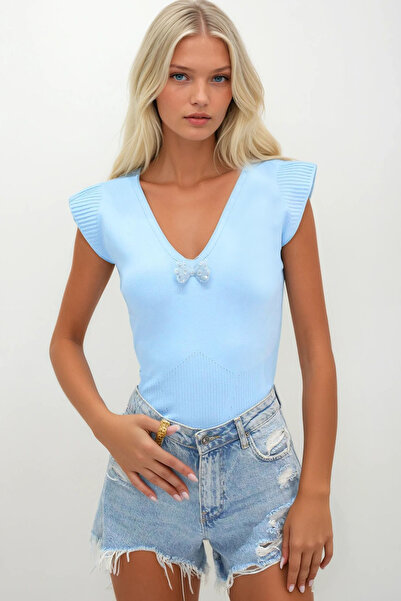Trend Alaçatı Stili Damska bluzka bez rękawów z dzianiny w kolorze niebieskim z dekoltem w serek z przodu i z tyłu, z ozdobnym dodatkiem ALC-X14273