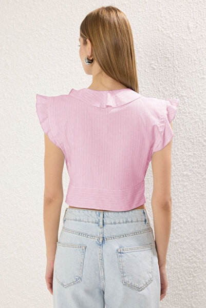 Trendyol Collection Ροζ ριγέ μπλούζα με λεπτομέρεια δέσιμο TWOSS25BZ00424