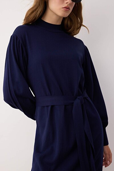 Trendyol Modest Sötétkék öves fél garbó, léggömb ujjú kötött ruha TCTAW24EB00023