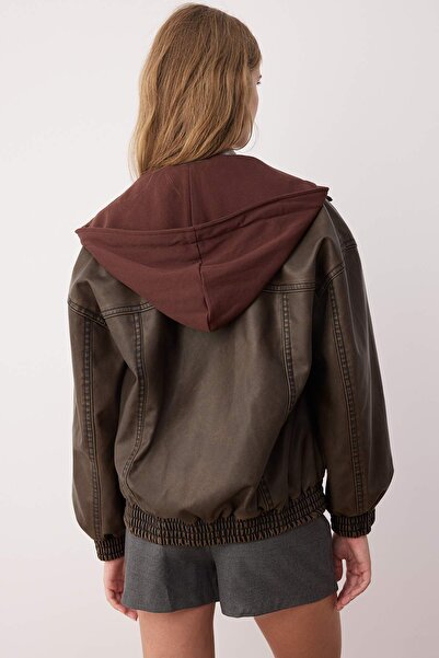 Trendyol Collection Hnědý oversize bomber kabát z umělé kůže s odnímatelnou kapucí a efektem vintage TWOAW26MO00008